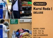 Usai Empat Hari Dirawat, Astutik Pulang dengan Bantuan Kursi Roda dari Direktur RSUD Blambangan