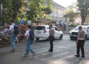 Aksi Humanis Kapolres Jember Turun ke Jalan Atur Lalu Lintas dan Seberangkan Pelajar SMAN 1 Jember